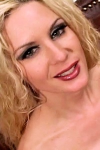Шикарные блондинки занимаются любовью в загородном доме - секс порно видео